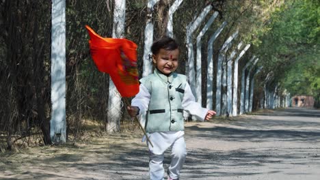 Niño-Caminando-Con-La-Bandera-Sagrada-Del-Azafrán-Con-El-ídolo-Del-Señor-Rama-En-El-Día-Desde-Un-ángulo-Plano