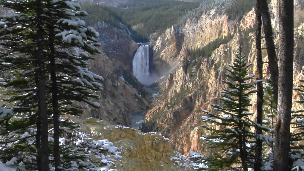 En foss fosser ned Grand Canyon i Yellowstone nasjonalpark 2