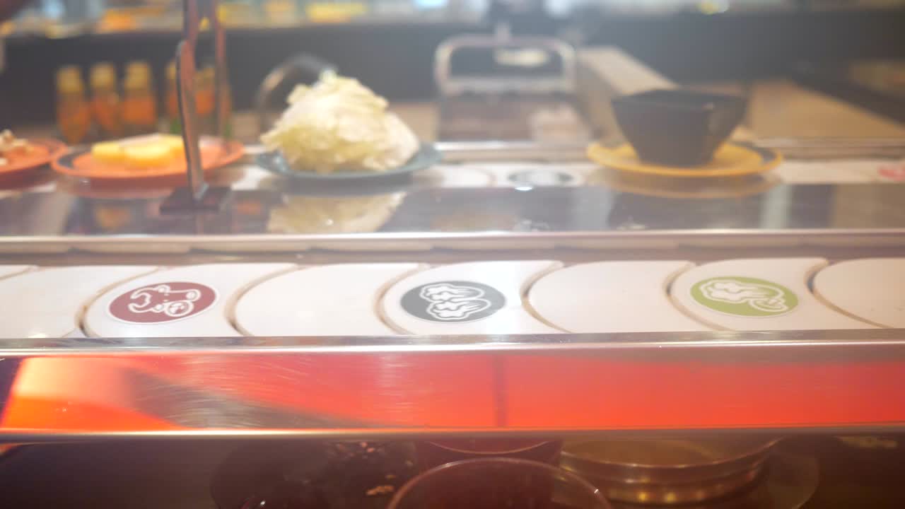 뷔페 에서 움직이는 컨베이어 에 있는 재료 들 을 담은 접시