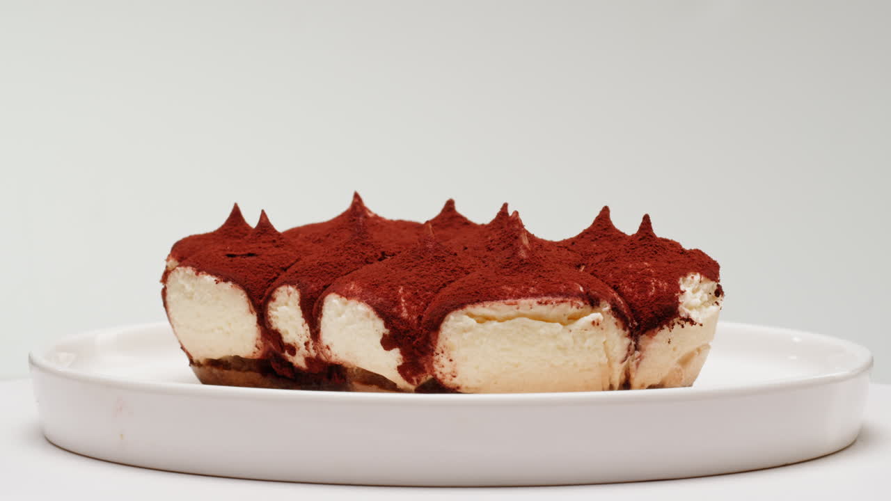 Tiramisu dessert su un piatto bianco