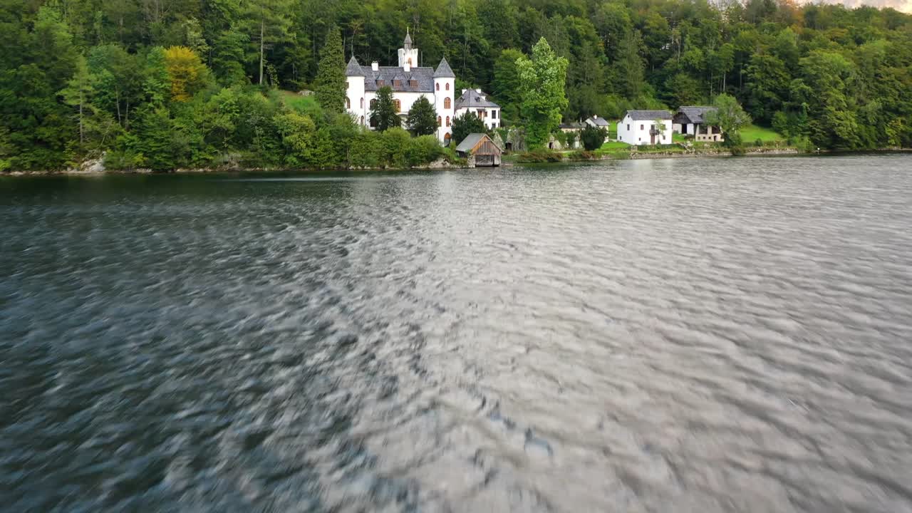 Paesaggio rurale estivo con lago e casa bianca a Hallstatt, Alta Austria