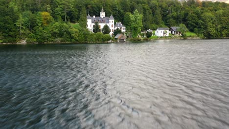 上奧地利哈爾施塔特 (hallstatt) 的夏天鄉村風景,湖泊和白屋