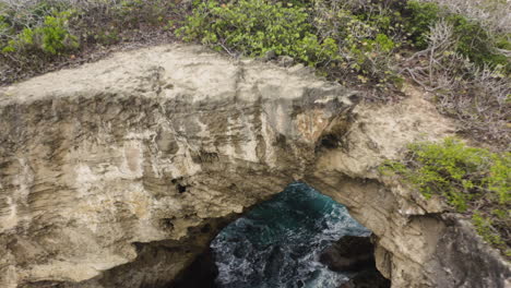 skaliste klify i jaskinie w cueva del indio w las piedras, portoryko - zdjęcie z drona z lotu ptaka