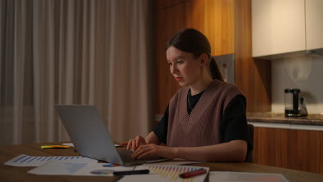 mujer de negocios que trabaja desde casa mujeres caucásicas que trabajan desde casa durante la crisis del coronavirus. distanciamiento social y distanciamiento físico. trabajando en la computadora en la oficina desde casa comunicándose