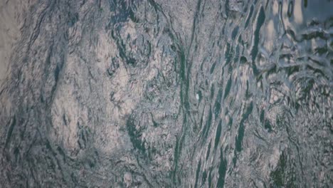 노르웨이의 saltstraumen maelstrom 현상에서 물 소용돌이의 수직 샷