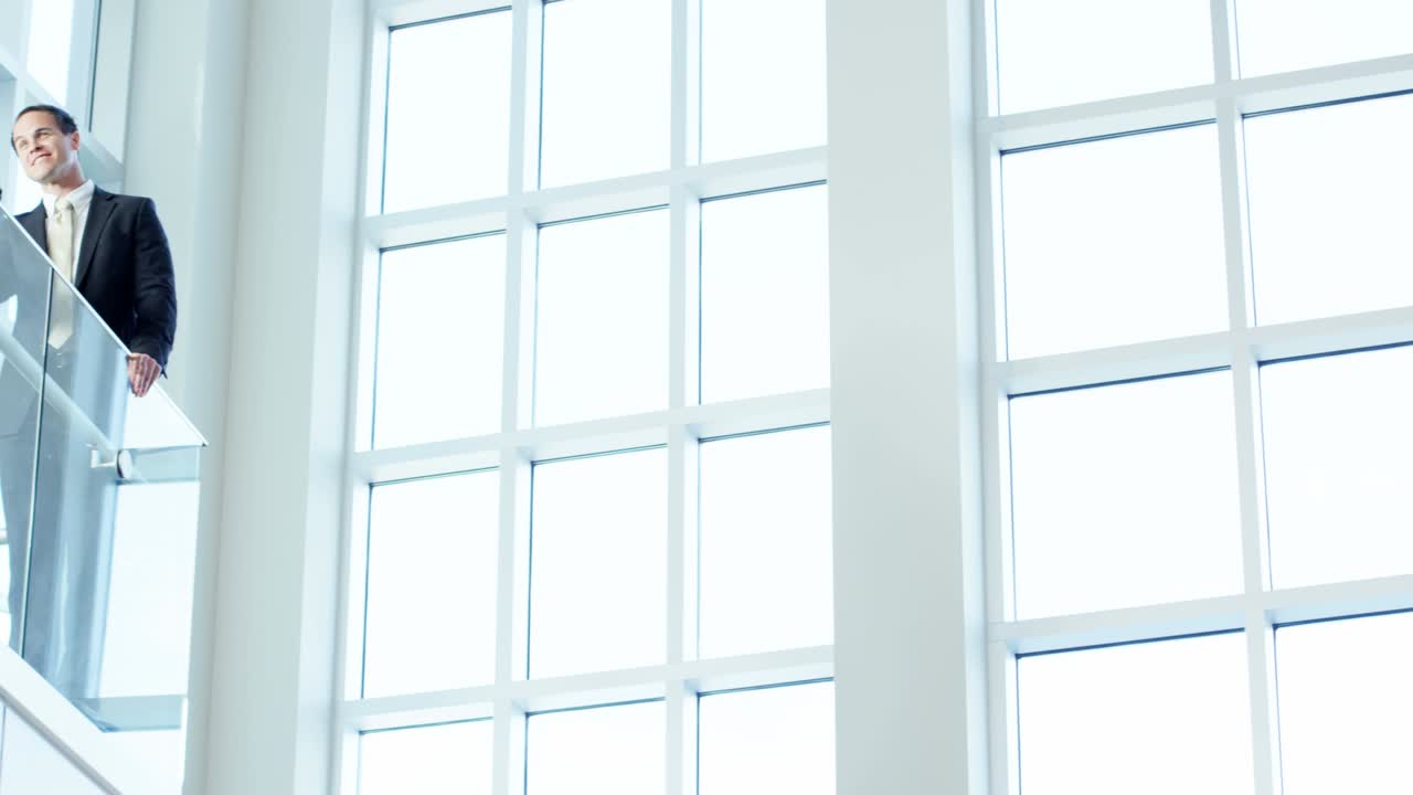 apretón de manos de la propiedad masculina reunión del equipo de bienes raíces