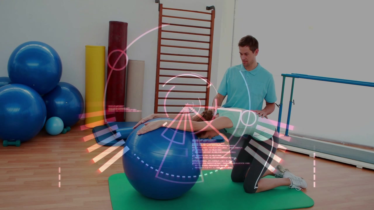 Video vertical: Entrenador arrodillado sosteniendo una pelota e indicando a un cliente que se inclina hacia adelante para rehabilitación.