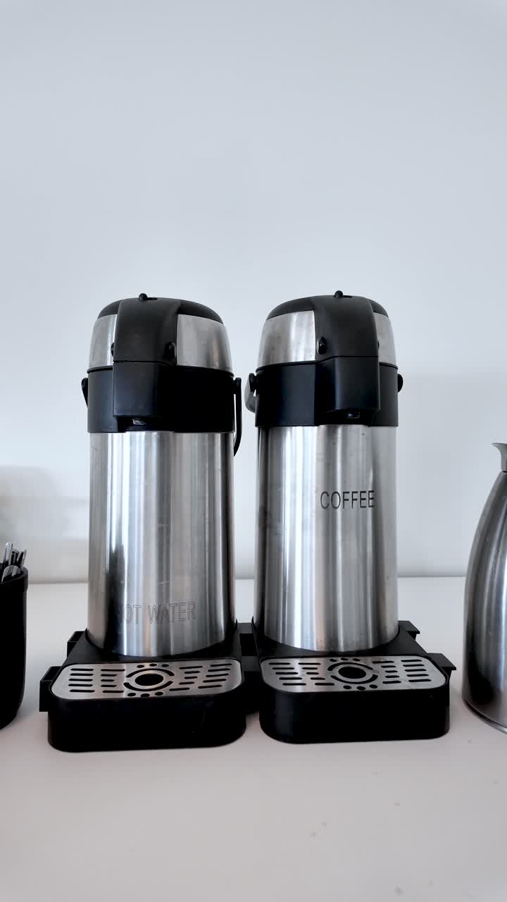 Distributori di acqua calda e caffè per catering e ospitalità in ufficio, per riunioni ed eventi. Termos. Video verticale.