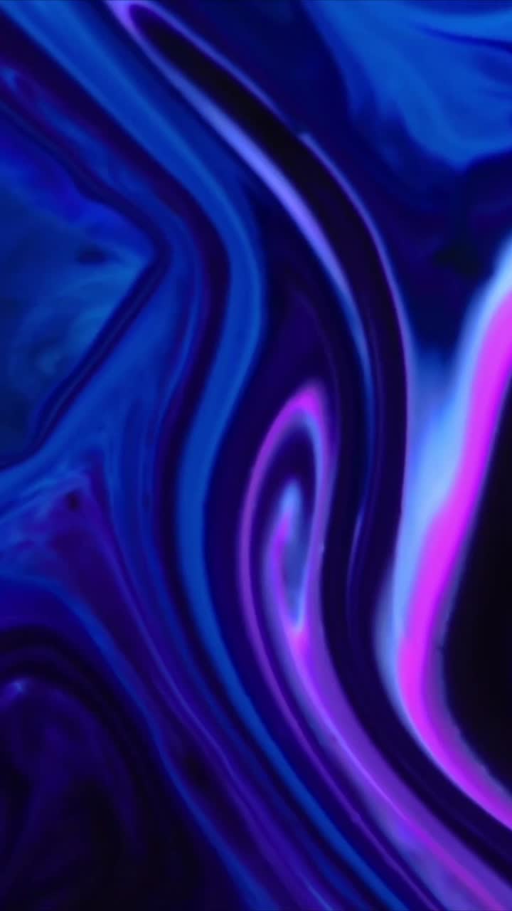 Vortici di inchiostro liquido astratti blu e rosa vibranti