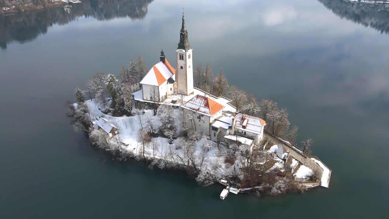 Ripresa aerea in discesa verso il Santuario della Madonna dell'Assunta
