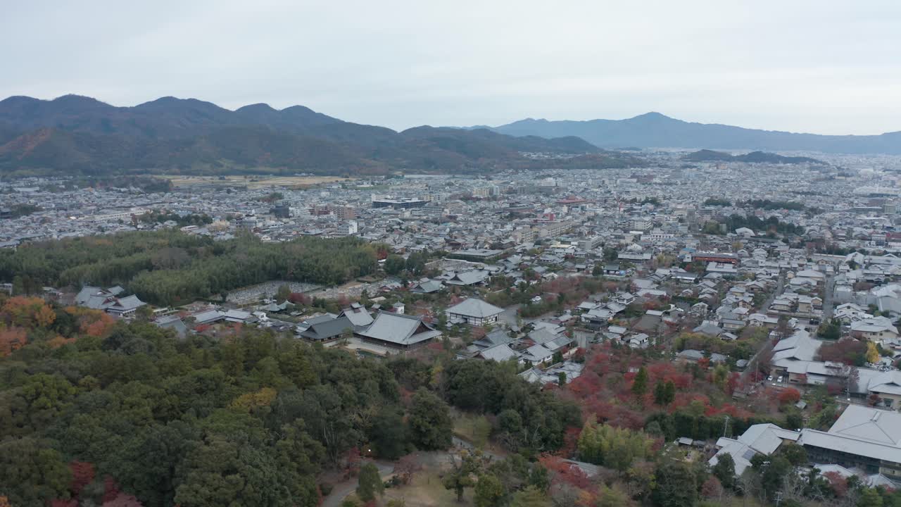 panorámica sobre la ciudad de kyoto y el puente togetsukyo en arashiyama