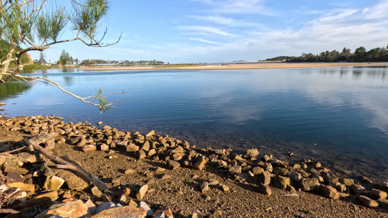 평온한 호수의 시간 흐름은 낮부터 저녁까지입니다.