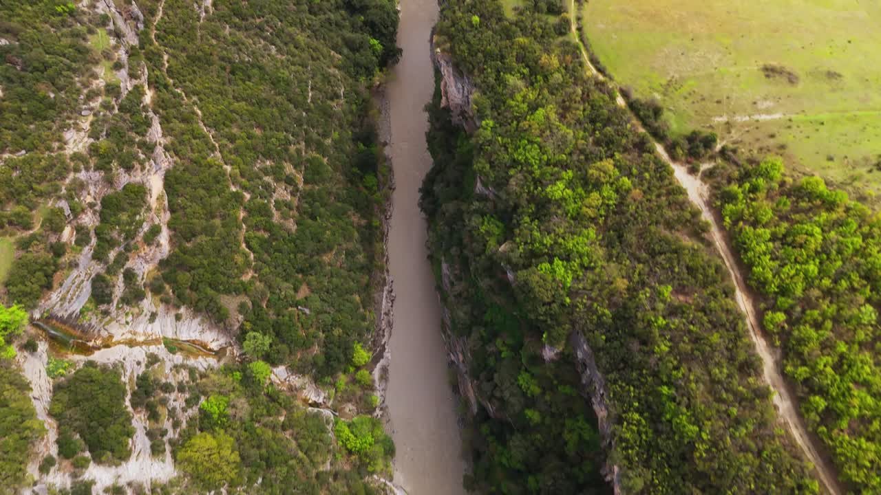 Vista de drone do cânion de Osum, vegetação exuberante e rio sinuoso na Albânia