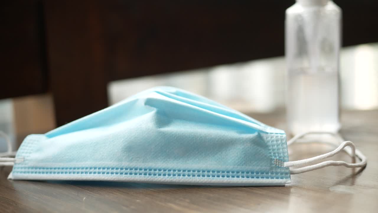 máscara facial y desinfectante para manos