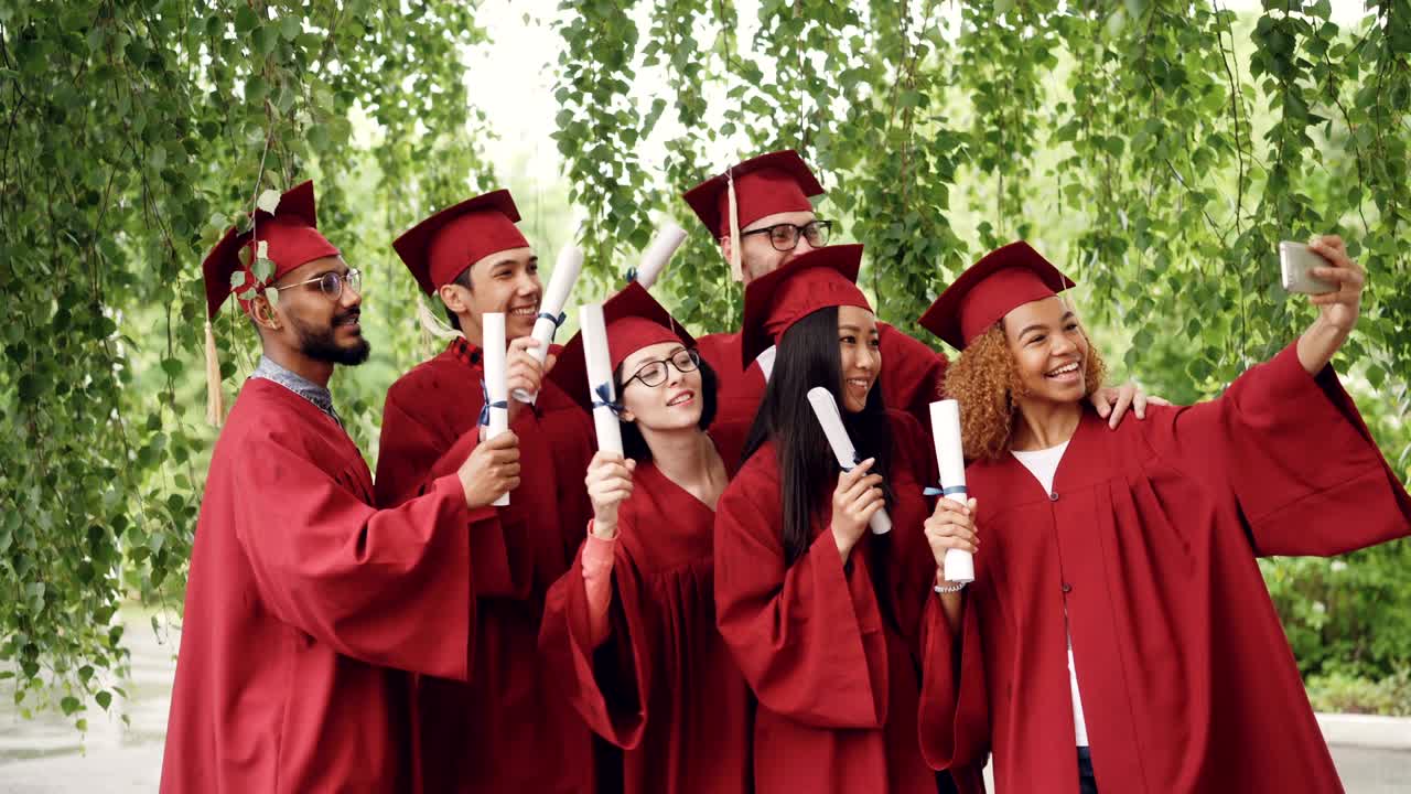 흥분한 졸업생들은 스마트폰으로 셀피를 찍고, 젊은이들은 졸업장을 흔들고, 포즈를 취하고, 미소 짓고, 웃고 있다.