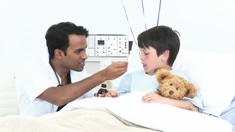 Arzt-Gibt-Einem-Kleinen-Jungen-Im-Krankenhaus-Sirup