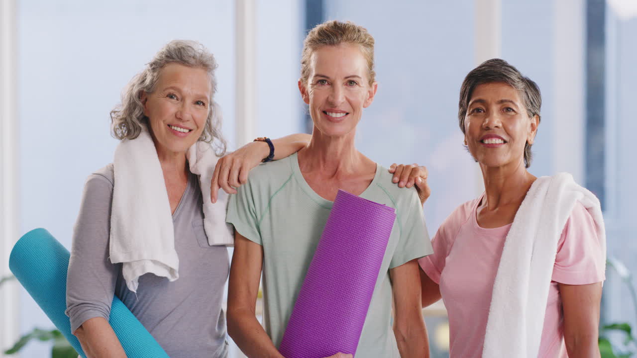 Aktive reife Frauen bereit für eine Yoga-Stunde