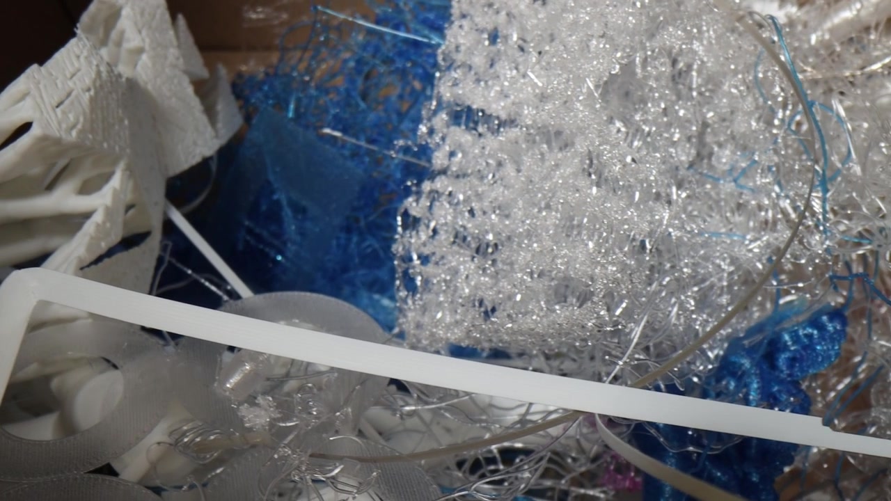Eine detaillierte Ansicht von fehlgeschlagenen 3D-Drucken, Fehldrucken und ruiniertem PLA-, ABS- und PETG-Filament.