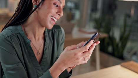 negocios, sonrisa y mujer con un teléfono inteligente