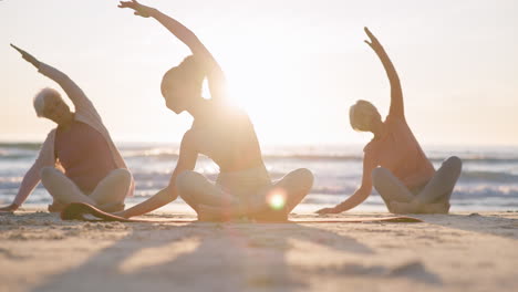Strand-Yoga-Kurs,-Sonnenuntergang-Und-Lehrer-Coaching