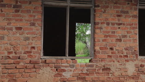 un primer plano de las ruinas de un edificio de ladrillo abandonado en áfrica