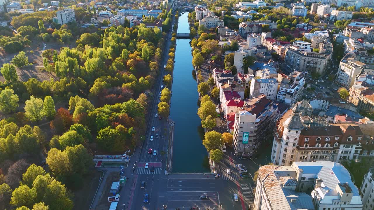 보비타 강 (dambovita river) 에 대한 공중 풍경, 해가 지는 시기, 가을의 분위기, 부쿠레슈티 (bucharest), 루마니아