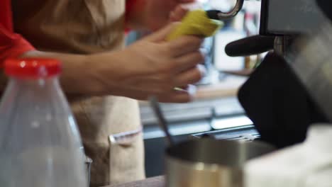 barista haciendo café.