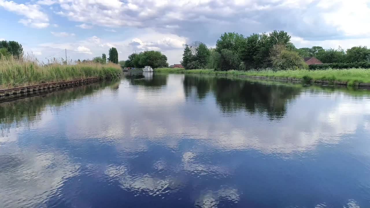 녹색 시골 시골을 통과하는 영국 운하의 고요함과 고요함