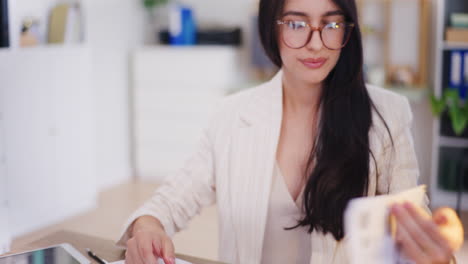 mujer rota trabajando en la oficina debido a las pérdidas de la empresa y la deuda