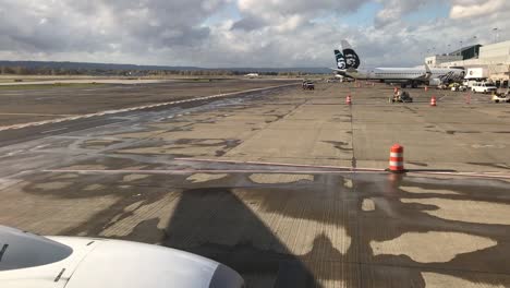 avión empuja hacia atrás desde la puerta