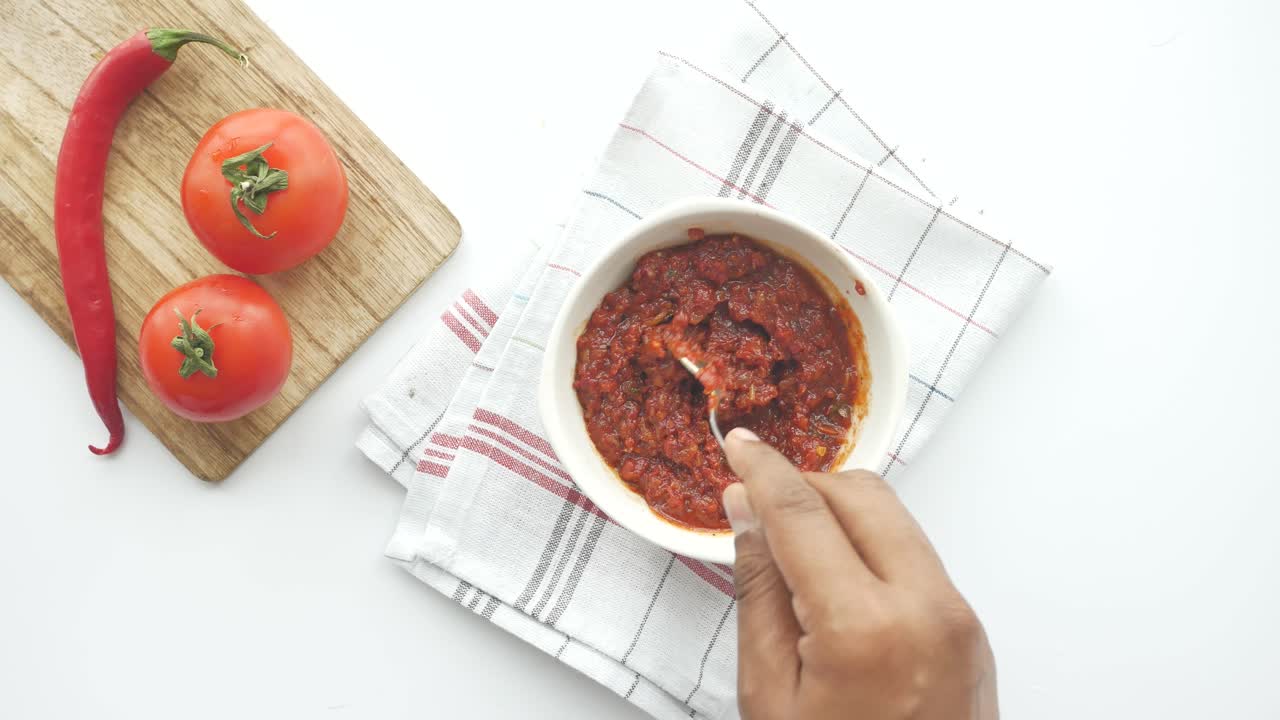 haciendo una salsa de chile de tomate