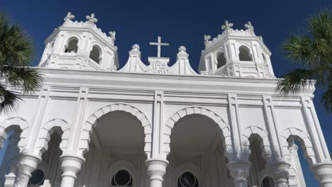 Low-angle-view-of-the-Historic-Sacred-Heart-Catholic-Church-on-Galveston-Island,-Texas