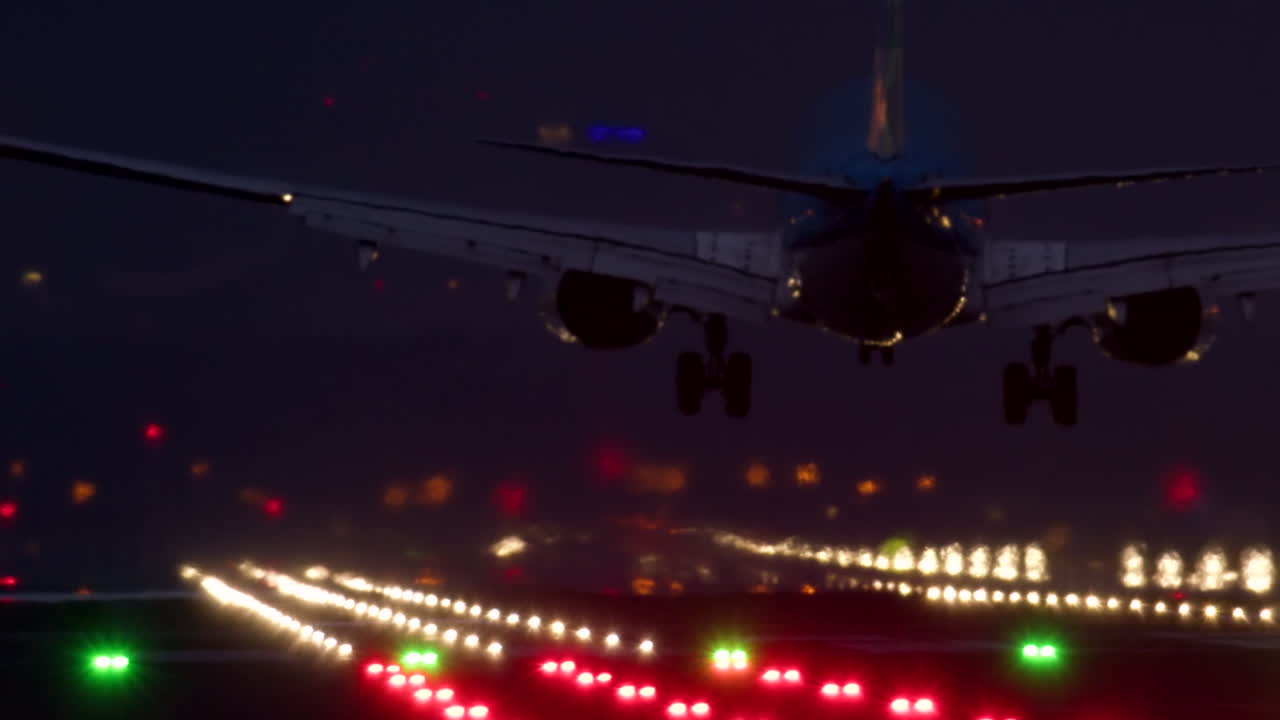 밤에 착륙하는 비행기