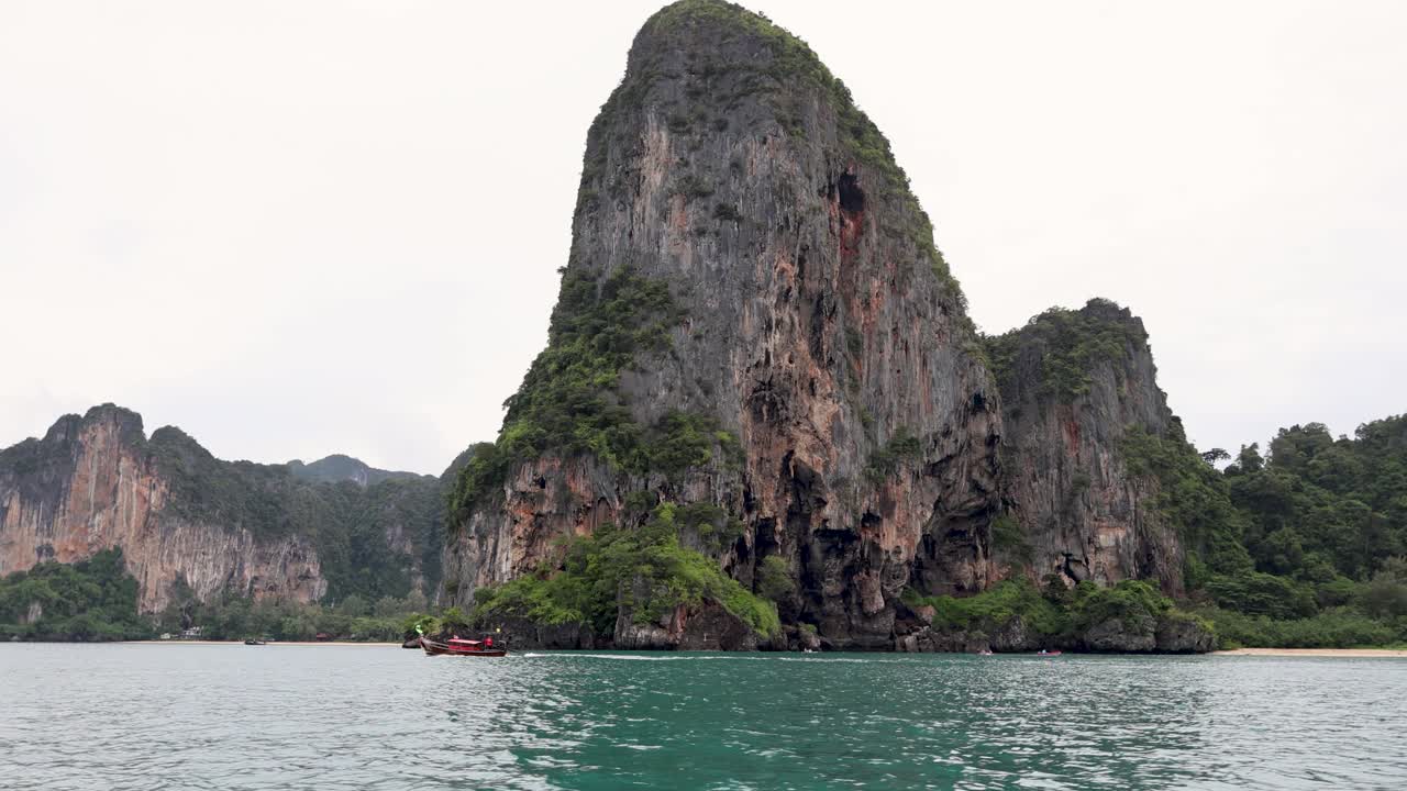 크라비의 바위 형성을 지나가는 긴 리 보트