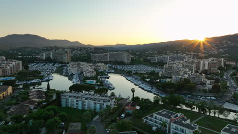 vista aérea del puerto deportivo de mandelieu-la-napoule al atardecer