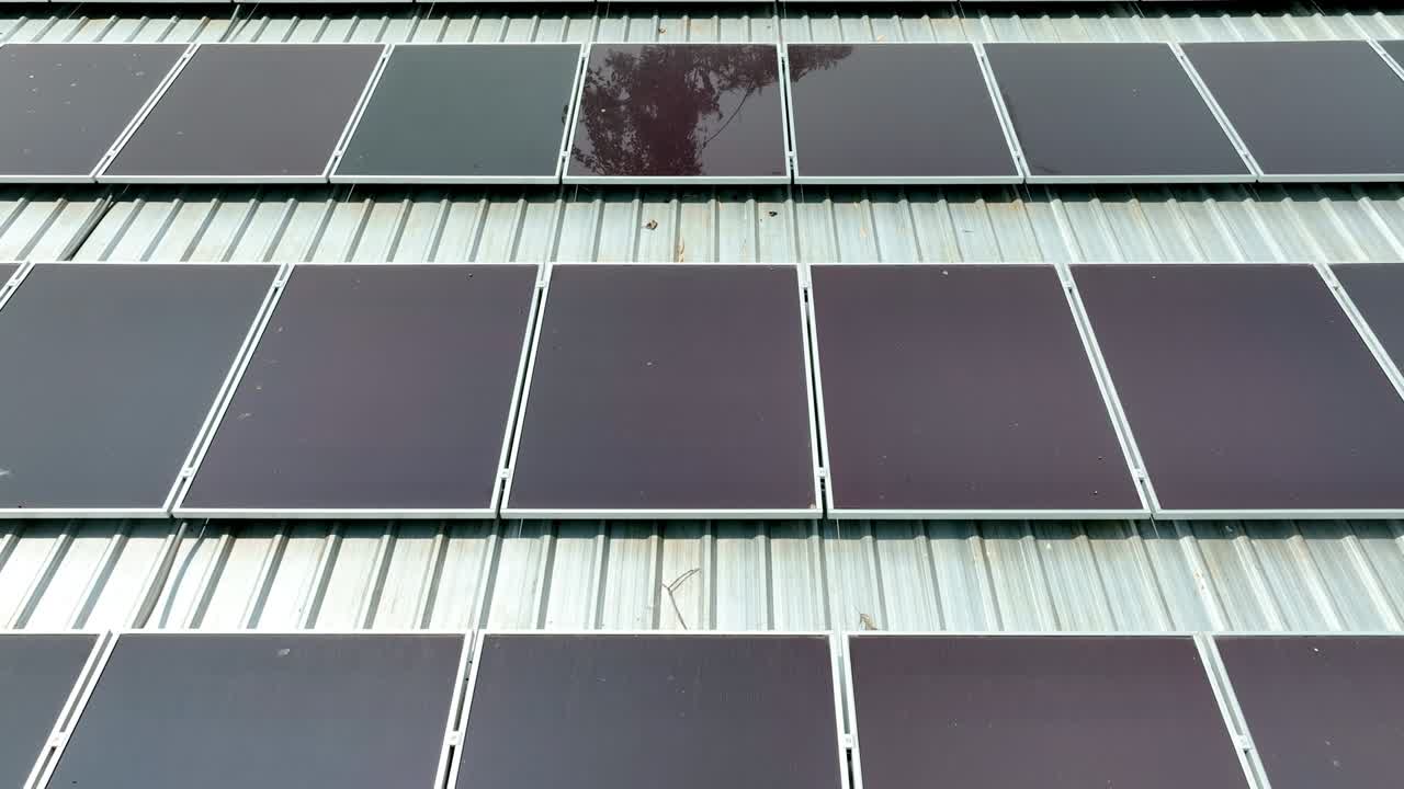 은 필름 태양전지 또는 무형 실리콘 태양전지가 지붕에 설치되어 있습니다.