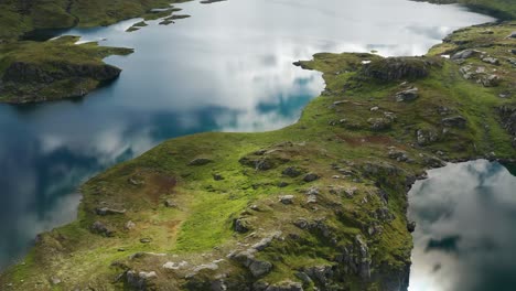 una vista aérea de los innumerables lagos de la cordillera de strynfjellet en noruega