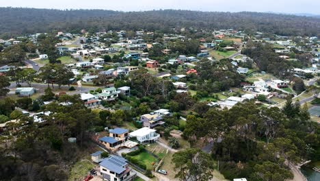 Aerial-reveal-shot-of-rural-seaside-town-in-Tasmania,-Australia