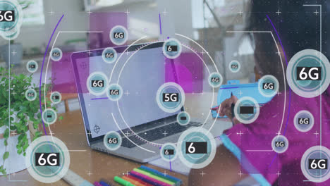 animación de procesamiento de datos sobre una chica biracial usando una computadora portátil