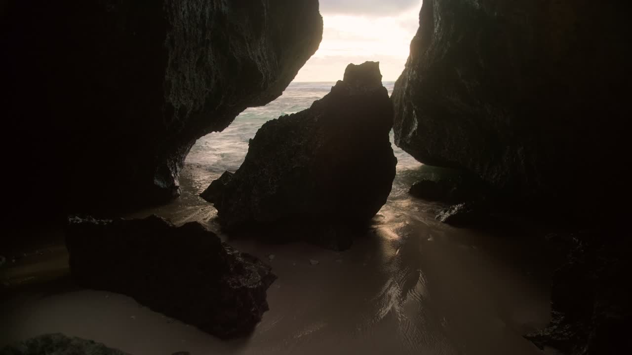 la serenidad del atardecer: el esplendor tranquilo de la noche de bali