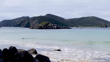 Rocky-outcrop-island-on-scenic-Matai-Bay-on-Karikari-Peninsula-in-North-Island,-New-Zealand-Aotearoa