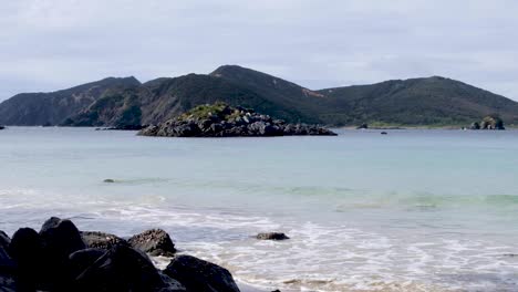 isla de afloramiento rocoso en la pintoresca bahía de matai en la península de karikari en la isla norte, nueva zelanda aotearoa