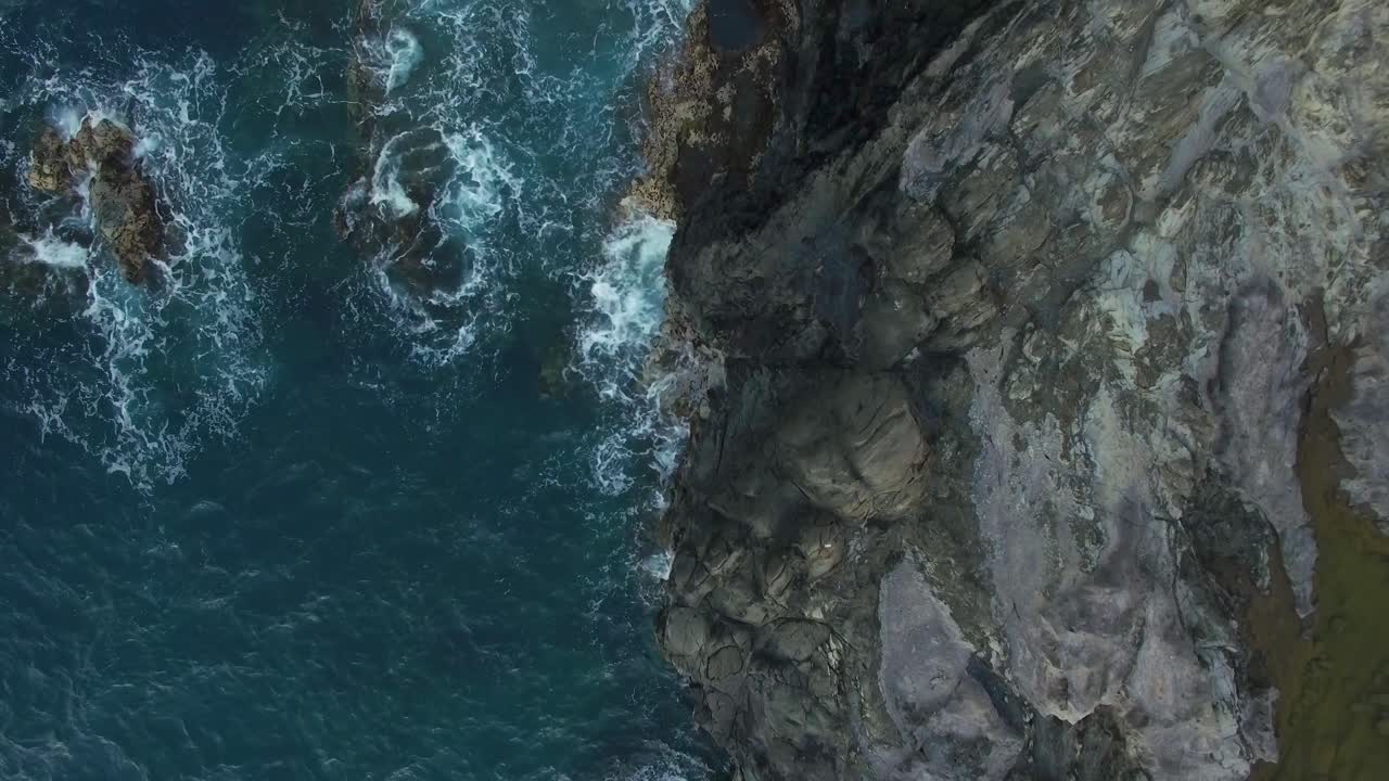Costa rocciosa di Maui, Hawaii, ripresa aerea con drone in 4k con lento allontanamento
