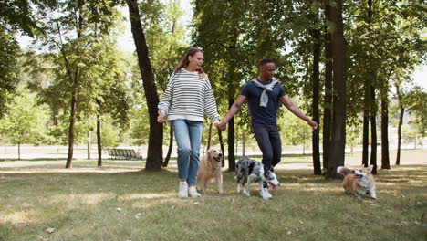 Junges-Paar-Mit-Haustieren-Im-Park