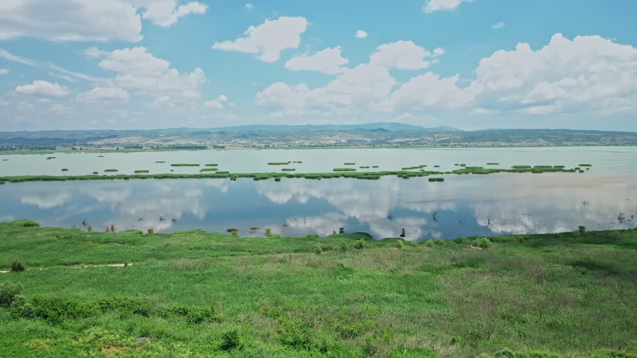 그리스 마케도니아 에 있는 아기오스 바실리오스 호수 의 영상 들 을 포함 하는 공중 사진