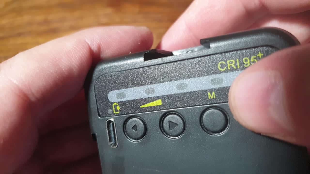 encender una luz de video pequeña pero cegadora con emisores led en el interior y ajustar la salida de brillo