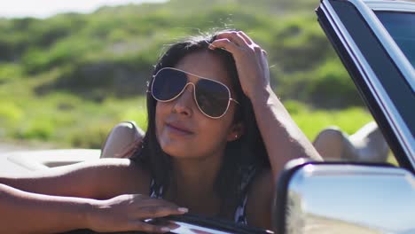 Mujer-Afroamericana-Con-Gafas-De-Sol-Sentada-En-El-Auto-Convertible-En-La-Carretera