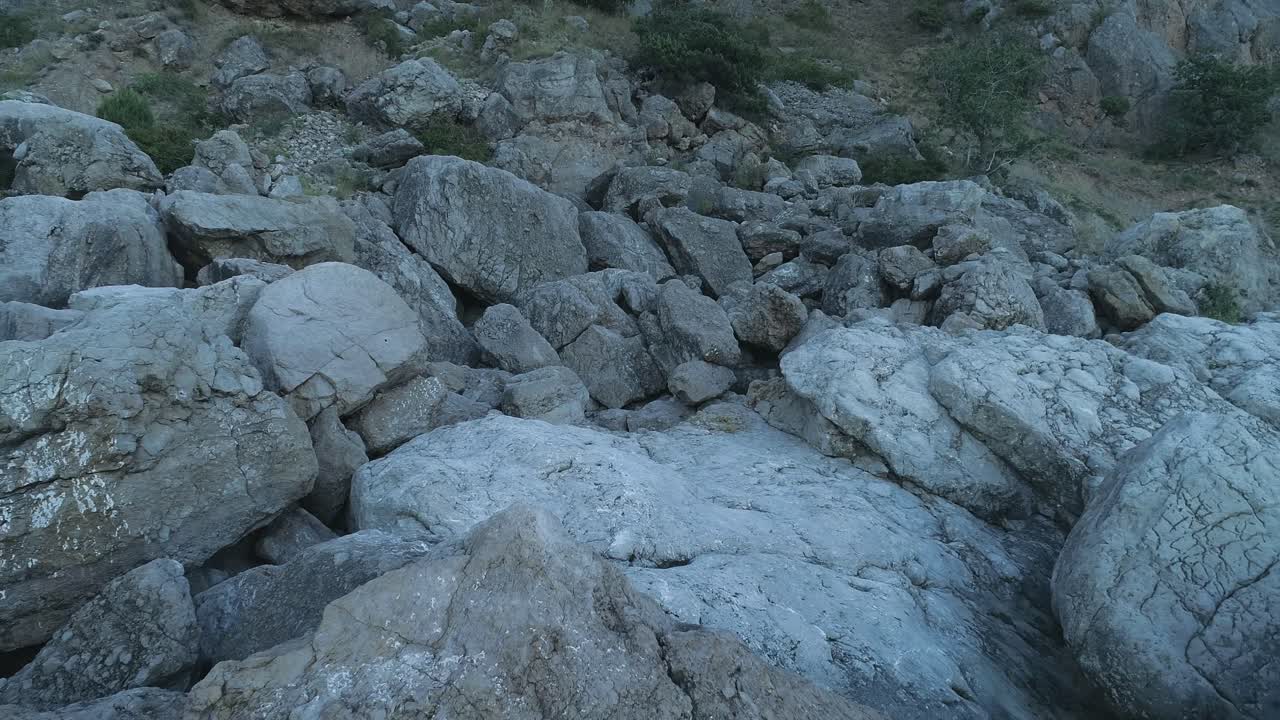 un montón de grandes rocas en una ladera