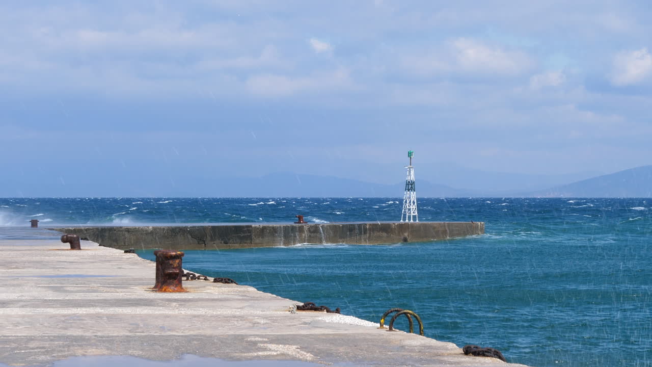 콘크리트 파도 차단기 부두, 슬로우 모션 스플래시, 그리스를 치는 파도