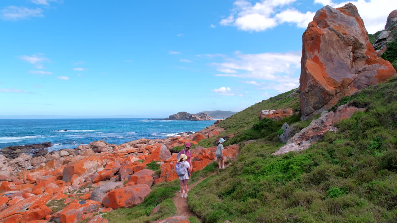 Mutter mit Mädchen wandert auf dem Rundweg des Robberg Nature Reserve, Garden Route.